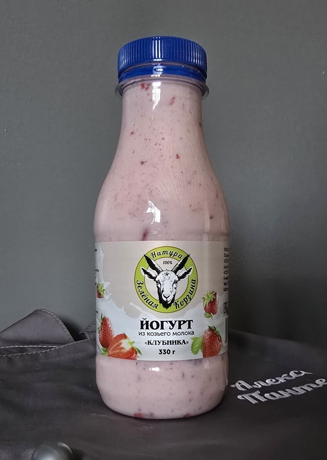 Йогурт из козьего молока  "Клубника". Массовая доля жира 1.5 %.