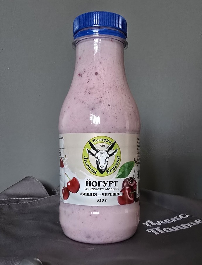 Йогурт из козьего молока «Вишня-черешня». Массовая доля жира 1,5%.